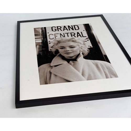 ANY IMAGE Digitaldruck »Marilyn Monroe, Grand Central Bahnhof«, Rahmen: Buchenholz, Schwarz