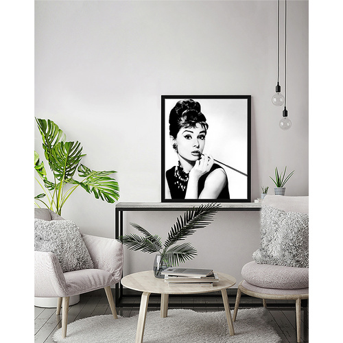 ANY IMAGE Digitaldruck »Audrey Hepburn raucht«, Rahmen: Buchenholz, Schwarz