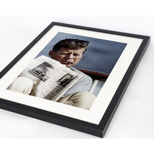 ANY IMAGE Digitaldruck »John F. Kennedy mit Zeitung«, Rahmen: Buchenholz, Schwarz