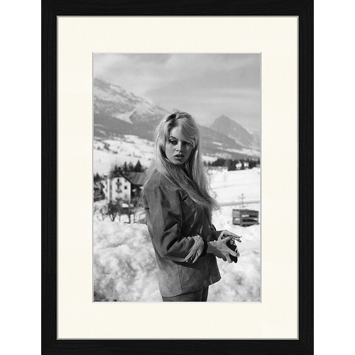 ANY IMAGE Digitaldruck »Brigitte Bardot, Winter«, Rahmen: Buchenholz, Schwarz