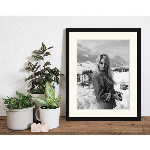 ANY IMAGE Digitaldruck »Brigitte Bardot, Winter«, Rahmen: Buchenholz, Schwarz