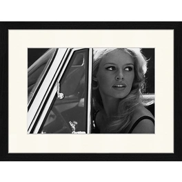 Digitaldruck »Brigitte Bardot im Auto«, Rahmen: Buchenholz, Schwarz