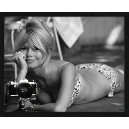 Digitaldruck »Brigitte Bardot mit Fotokamera«, Rahmen: Buchenholz, Schwarz